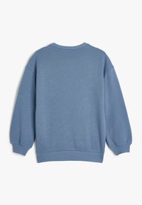 Sudadera de cuello redondo azul claro con mangas largas, puños y dobladillo acanalados. Textura suave y ajuste holgado, sin patrones ni gráficos visibles.