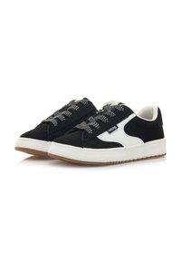 Schwarze Wildleder-Low-Top-Sneaker mit weißen Akzenten, gemusterten Schnürsenkeln und einer strukturierten Gummisohle. Abgerundete Zehenform.