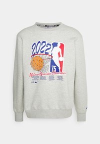 Sweat-shirt gris avec un graphisme coloré de la NBA incluant un ballon de basket, du texte et des logos. Manches et ourlet côtelés, col rond.