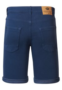 Pantalones cortos de mezclilla en azul oscuro con dobladillo enrollado, que incluyen dos bolsillos traseros y una etiqueta de marca de cuero en la cintura. Textura suave.