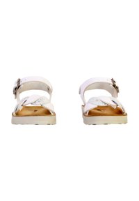 Sandales blanches avec deux sangles réglables, une semelle intérieure texturée et une semelle plate. Présente un accent de boucle en argent sur une sangle.