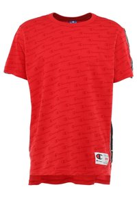 Rød T-shirt med et all-over Champion-logo mønster, ribbet rund hals, og kontrasterende sorte sidepaneler med et mærke på kanten.