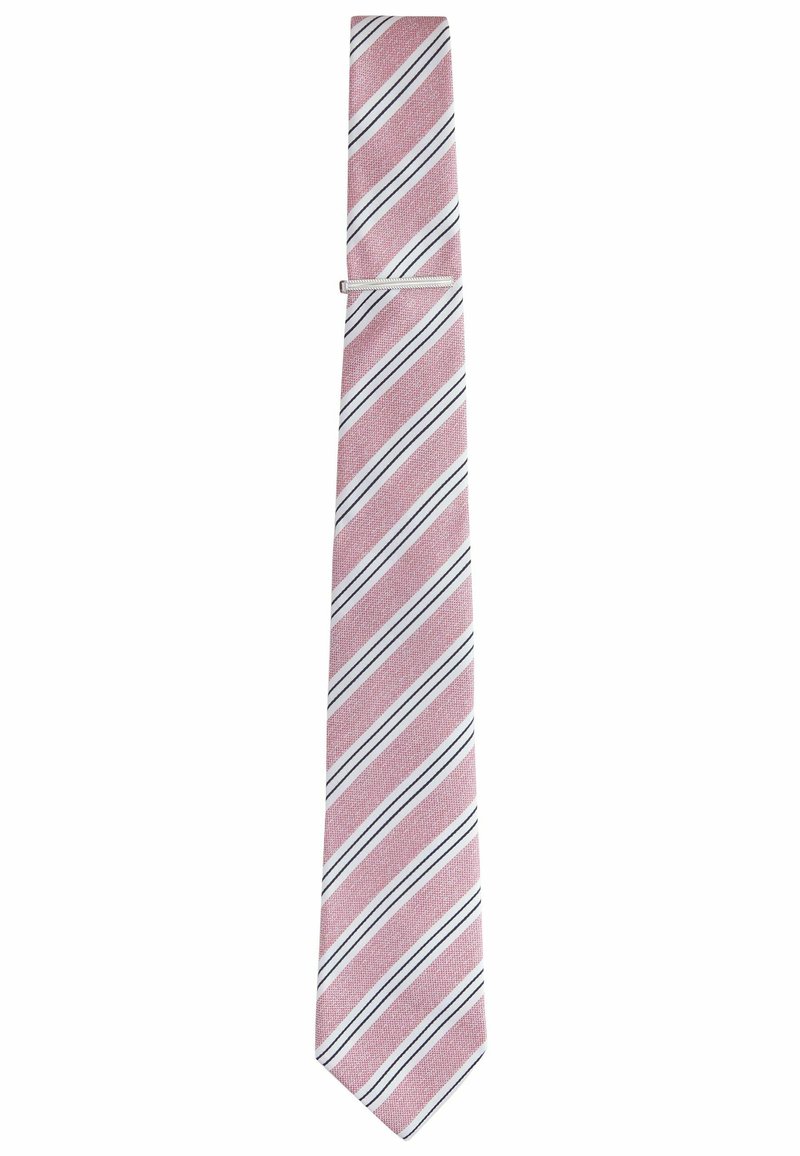 Cravate rayée avec une base rose et de fines rayures noires et blanches en diagonale, texture lisse et pointe effilée. Inclut une pince à cravate en argent.