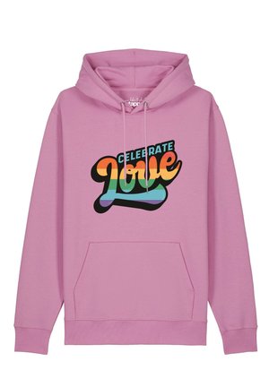 Roze hoodie met voorzak en meerkleurige tekst "Celebrate Love" in een vet, retro lettertype in regenboogkleuren.