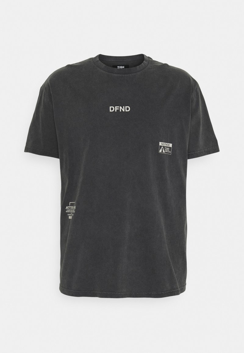 T-shirt en coton noir avec logo "DFND" imprimé sur le devant et petites étiquettes sur les côtés inférieurs. Encolure ronde et design décontracté.