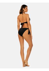 Czarny zestaw bikini z wiązanym na plecach topem na szyi i wysokim krojem majtek z wiązaniami po bokach, wykonany z gładkiego, elastycznego materiału.