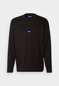 Zwarte langetermijn t-shirt met lange mouwen, gemaakt van zacht katoen. Beschikt over een klein blauw "HUGO"-logo op de borst en heeft een ronde hals.
