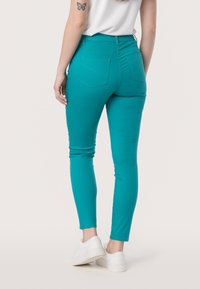 QUIOSQUE Kalhoty - turquoise