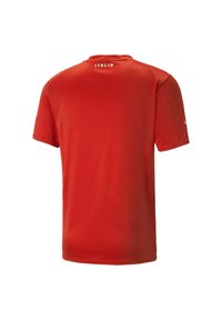 Červené sportovní tričko s krátkými rukávy, vyrobené z lehkého a prodyšného materiálu. Text "ITALIA" je zobrazen na zádech poblíž krku.