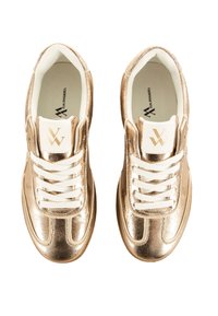 Gouden metallic sneakers met witte veters en een witte tong. Gladde textuur met logo op de tong. Rondneus en gevoerde binnenvoering.