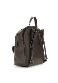 Mochila de cuero marrón con una textura suave, cierres de cremallera y correas ajustables. Cuenta con un bolsillo lateral y acentos de hardware mínimos.