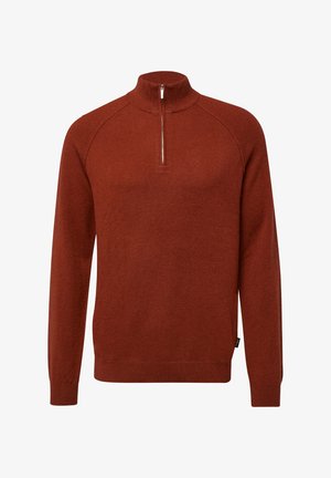 Pull en maille à manches longues couleur rouille avec une courte fermeture éclair argentée sur un col montant, présentant des poignets et un ourlet côtelés.