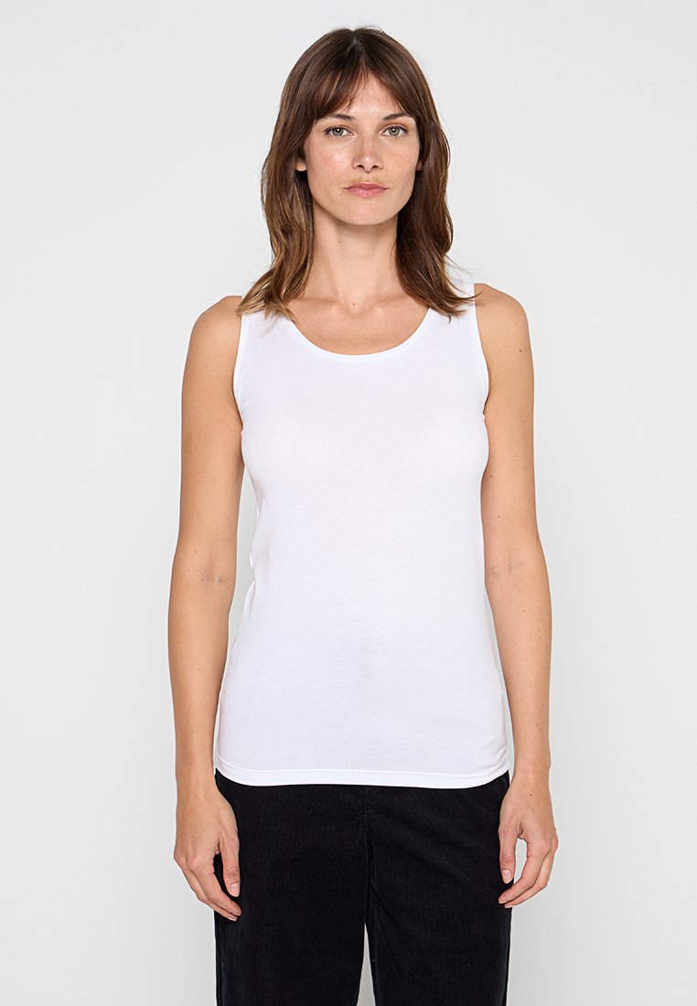Weißes ärmelloses Trägertop aus weichem Baumwollmaterial, mit rundem Halsauschnitt und taillierter Form mit sanften Kanten.