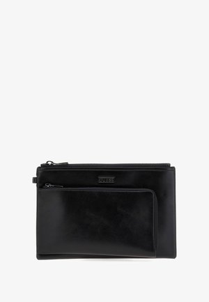 Czarna kopertówka Guess z dwoma zamykanymi na zamek kieszeniami, gładka faktura skóry i minimalistyczny design na białym tle.