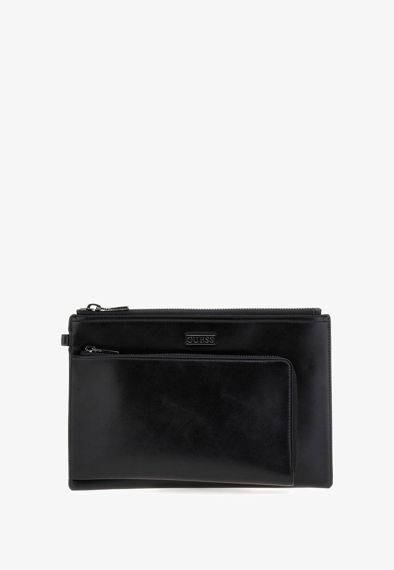 Czarna kopertówka Guess z dwoma zamykanymi na zamek kieszeniami, gładka faktura skóry i minimalistyczny design na białym tle.