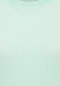 T-shirt vert clair à col rond avec un motif subtil de petits points sur tout le tissu.