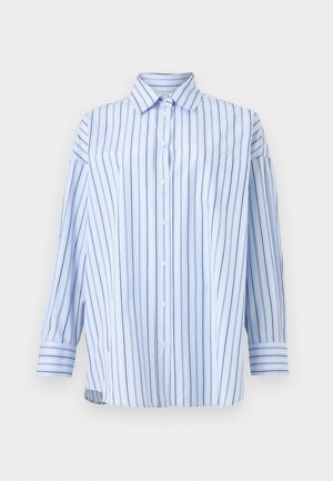 Γαλάζιο πουκάμισο με μακριά μανίκια και κατακόρυφες σκούρες ρίγες, με τσέπη στο στήθος και κλασικό γιακά, σε απλό φόντο.