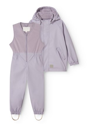 Imperméable enfant violet clair avec capuche et pantalon de pluie sans manches assorti à fermeture éclair, avec poignets élastiques et sangles pour les pieds.