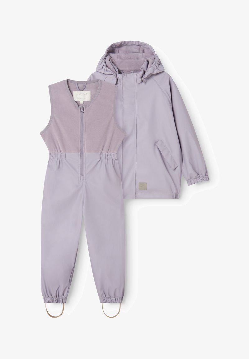 Imperméable enfant violet clair avec capuche et pantalon de pluie sans manches assorti à fermeture éclair, avec poignets élastiques et sangles pour les pieds.
