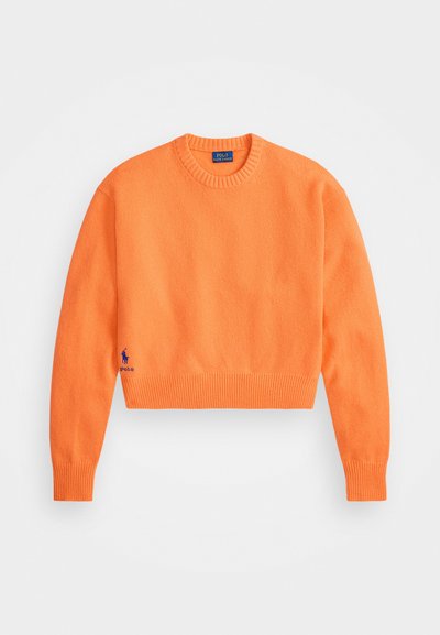 Oranž pullover-sweater, mis on valmistatud tekstuurmaterjalist, millel on ribaga ümar kaelus ja alumine äär, koos väikese sinise logoga varrukal.