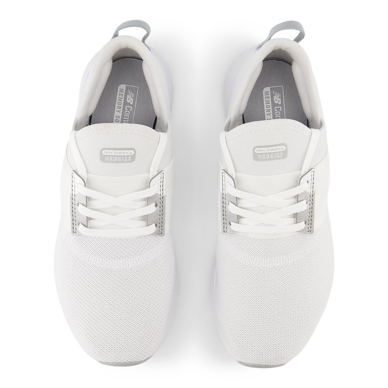 Zapatillas deportivas blancas con parte superior de malla texturizada, cierre de cordones, acentos grises y bucle en el talón. Plantilla de espuma viscoelástica visible en el interior.