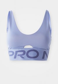 Sujeta de deporte de lavanda con tirantes ajustables, escote redondeado, detalle cortado debajo del busto y banda elástica ancha con texto parcial "PRO".
