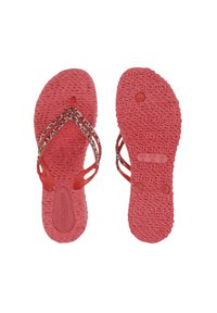Roze rubberen teenslippers met gevlochten banden versierd met rhinestone-accenten, een gestructureerde zool en een cirkelvormig logo op de onderkant.