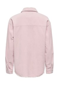 Lichtroze corduroy jas gezien vanaf de achterkant, met lange mouwen, knoopmanchetten en een rechte zoom met lichte rafels.