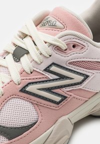 New Balance 9060 - Joggesko - white/light pink