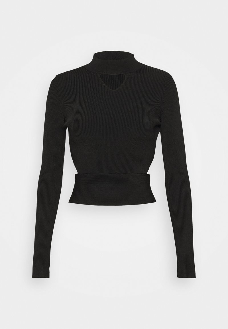 Zwarte geribbelde lange mouwen crop top met een hoge nek en een kleine uitsparing onder de halslijn op een witte achtergrond.