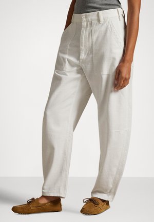 TAPERED PANTS - Pantalones - white