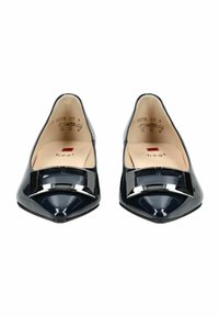 Bailarinas de charol en color azul marino con punta afilada, que presentan un gran lazo decorativo negro en la parte frontal y un acabado suave y brillante.