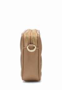 Beżowy skórzany portfel z dwiema zamykanymi na zamek komorami, złotymi detalami i pikowanym wzorem. Posiada okrągły pierścień z jednej strony.