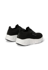 Sneakers atletici neri in rete con suole spesse bianche, lacci e logo Champion sul lato e sul tallone, angolati per mostrare la parte posteriore e laterale.
