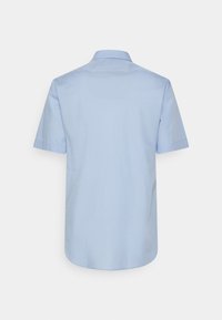 Camicia azzurra a maniche corte in cotone, con colletto, texture liscia e orlo curvo. Nessun motivo o accento aggiuntivo.