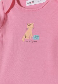 Rožinė bodysuit, kuriame pavaizduota žaisminga leopardų ir vėžlio iliustracija, o apačioje užrašas "mylėk savo draugus". Minkšta medvilnė.
