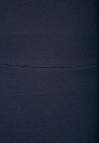 Mörkblått tyg med en slät struktur och ribbat mönster, med en sömdetalj över midjan för extra design.