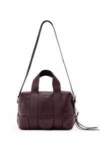 Burgundy lædertaske med en tekstureret finish, to top-håndtag, justerbar skulderrem og dekorativ frynse.