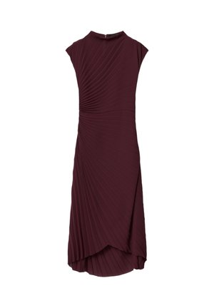 Mouwloze donkerbordeauxrode jurk met geplooide stof die een spiraalpatroon vormt, hoge halslijn en asymmetrische zoom.