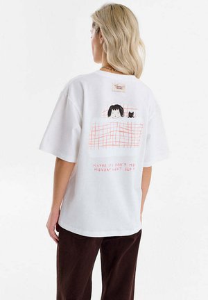 Biała bawełniana koszulka z krótkim rękawem, z grafiką dziewczyny i kota na wzorze w kratę oraz różowym napisem pod spodem.