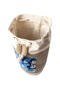 Leinwand- und Jute-Zugbeutel mit blauem Segelbootmuster auf der Fronttasche, offene Oberseite und Seilverschluss.