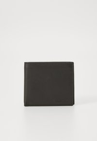 Crna kožna novčana torbica s glatkom teksturom, preklopni dizajn i reljefni logotip marke sprijeda. Kompaktni i pravokutni oblik.