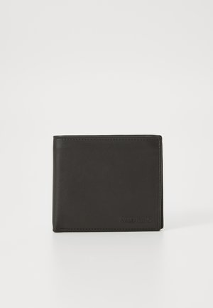 Cartera de cuero negro con una textura suave, diseño en biocartas y logotipo de la marca en relieve en el frente. Forma compacta y rectangular.