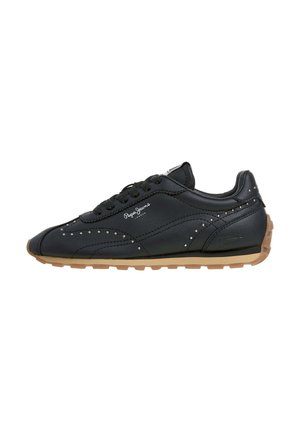 Sneaker nera Pepe Jeans London con piccole borchie argento e suola marrone, mostrata di lato su sfondo bianco.