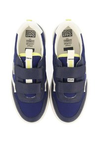Zapatillas de tela azules con tiras de velcro, acentos blancos y un talón texturizado. Cuenta con una plantilla de espuma viscoelástica para mayor comodidad.