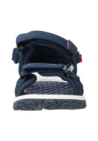 Marineblaue Sandale mit strukturiertem Riemendesign, verstellbarem Schnallenverschluss und einer gemusterten Gummisohle mit kontrastierenden weißen Akzenten.