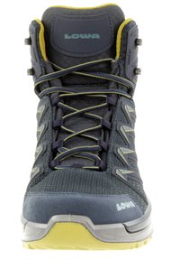 Botte de randonnée navy avec une tige en mesh, un tissu texturé, des accents jaunes et un embout renforcé. Elle dispose d'un design à lacets et d'une semelle en caoutchouc durable.