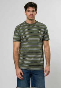 Camiseta a rayas caqui con líneas horizontales en navy, blanco y azul claro. Material de algodón suave con cuello redondo y mangas cortas.