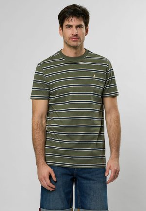 Khaki gestreiftes T-Shirt mit horizontalen Linien in Marineblau, Weiß und Hellblau. Weiches Baumwollmaterial mit Rundhalsausschnitt und kurzen Ärmeln.