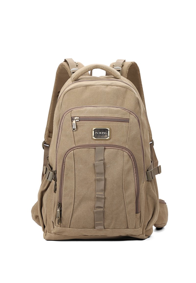 Zaino in tela khaki con accenti marroni, presenta numerose tasche frontali con zip, spallacci imbottiti e un manico robusto sulla parte superiore.